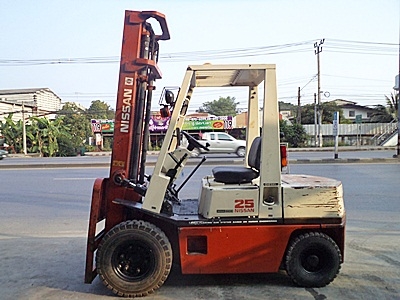 ขายรถยกนิสสัน 2.5 ตัน  เครื่องดีเซล  กระบอกคู่ เสาสูง 4 เมตร   พวงมาลัยเพาเว่อร์  สีเดิมจากนอก นำเข้าจากญี่ปุ่น ใช้งานได้ทันที