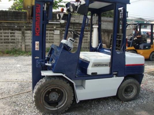 +++++ ขายด่วน !!! รถโฟล์คลิฟท์  KOMATSU  FD30-11  (รถนอกนำเข้า  สภาพพร้อมใช้)  เครื่องยนต์ดีเซล  เกียร์ออโตเมติค  งา 1,070  มม.  ยางตัน  ****  สนใจเข้ามาลองรถก่อนได้  ราคาคุยกันได้ +++++++