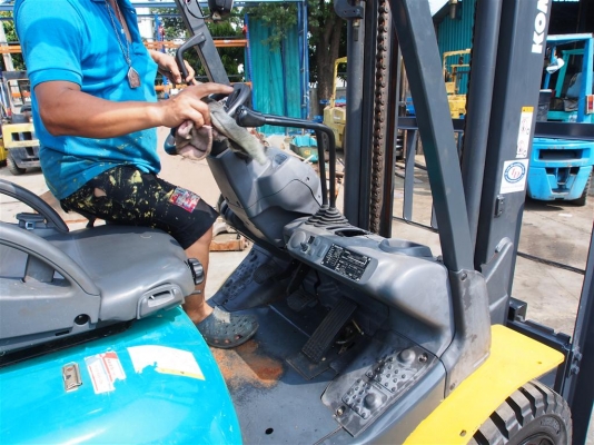 ** LOT 25/10/2556 ** KOMATSU FG30T-16 เครื่องยนต์เบนซิล K25 เสาสูง 3 เมตร เกียร์ออโต้ สนใจติดต่อ 083-062-0223