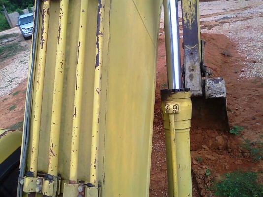 รถแบคโฮ KOMATSU PC200-6 สภาพอย่างสวย สีอย่างเดิม ๆ มีทะเบียนพร้อม รถสวยตรวจเช็คถ่ายน้ำมันทุกระยะจากศูนย์ KOMATSU.