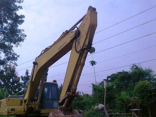 รถแบคโฮ KOMATSU PC200-6 สภาพอย่างสวย สีอย่างเดิม ๆ มีทะเบียนพร้อม รถสวยตรวจเช็คถ่ายน้ำมันทุกระยะจากศูนย์ KOMATSU.