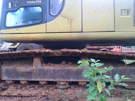 รถแบคโฮ KOMATSU PC200-6 สภาพอย่างสวย สีอย่างเดิม ๆ มีทะเบียนพร้อม รถสวยตรวจเช็คถ่ายน้ำมันทุกระยะจากศูนย์ KOMATSU.