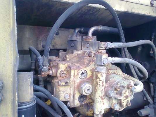 รถแบคโฮ KOMATSU PC200-6 สภาพอย่างสวย สีอย่างเดิม ๆ มีทะเบียนพร้อม รถสวยตรวจเช็คถ่ายน้ำมันทุกระยะจากศูนย์ KOMATSU.