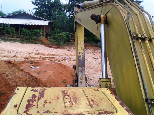 รถแบคโฮ KOMATSU PC200-6 สภาพอย่างสวย สีอย่างเดิม ๆ มีทะเบียนพร้อม รถสวยตรวจเช็คถ่ายน้ำมันทุกระยะจากศูนย์ KOMATSU.