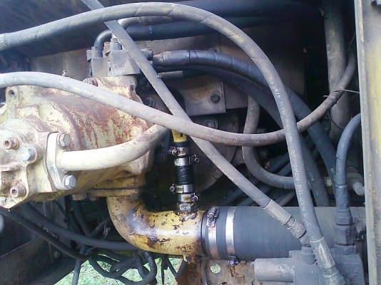 รถแบคโฮ KOMATSU PC200-6 สภาพอย่างสวย สีอย่างเดิม ๆ มีทะเบียนพร้อม รถสวยตรวจเช็คถ่ายน้ำมันทุกระยะจากศูนย์ KOMATSU.