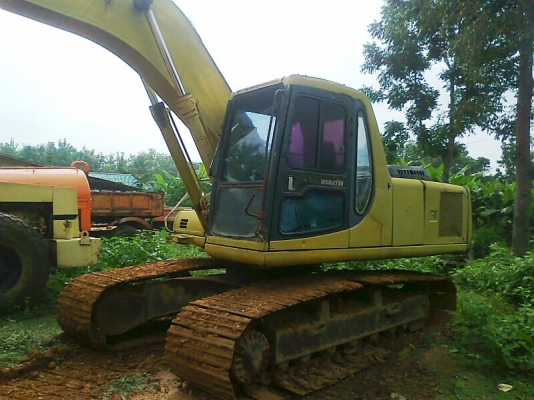 รถแบคโฮ KOMATSU PC200-6 สภาพอย่างสวย สีอย่างเดิม ๆ มีทะเบียนพร้อม รถสวยตรวจเช็คถ่ายน้ำมันทุกระยะจากศูนย์ KOMATSU.