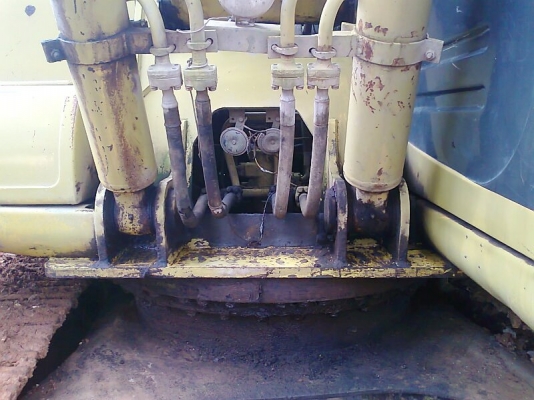 รถแบคโฮ KOMATSU PC200-6 สภาพอย่างสวย สีอย่างเดิม ๆ มีทะเบียนพร้อม รถสวยตรวจเช็คถ่ายน้ำมันทุกระยะจากศูนย์ KOMATSU.