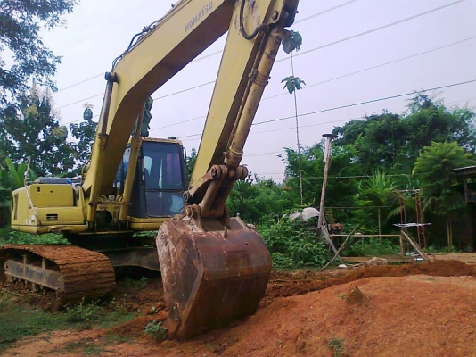 รถแบคโฮ KOMATSU PC200-6 สภาพอย่างสวย สีอย่างเดิม ๆ มีทะเบียนพร้อม รถสวยตรวจเช็คถ่ายน้ำมันทุกระยะจากศูนย์ KOMATSU.