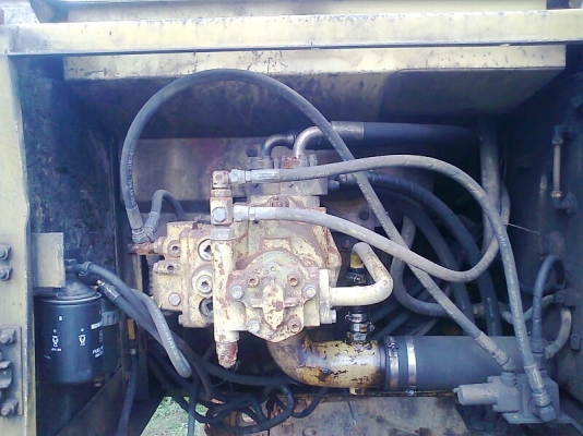 รถแบคโฮ KOMATSU PC200-6 สภาพอย่างสวย สีอย่างเดิม ๆ มีทะเบียนพร้อม รถสวยตรวจเช็คถ่ายน้ำมันทุกระยะจากศูนย์ KOMATSU.