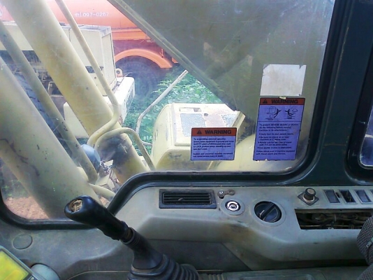 รถแบคโฮ KOMATSU PC200-6 สภาพอย่างสวย สีอย่างเดิม ๆ มีทะเบียนพร้อม รถสวยตรวจเช็คถ่ายน้ำมันทุกระยะจากศูนย์ KOMATSU.