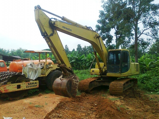 รถแบคโฮ KOMATSU PC200-6 สภาพอย่างสวย สีอย่างเดิม ๆ มีทะเบียนพร้อม รถสวยตรวจเช็คถ่ายน้ำมันทุกระยะจากศูนย์ KOMATSU.