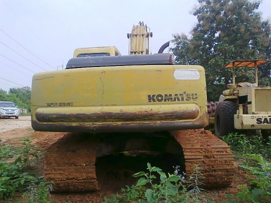 รถแบคโฮ KOMATSU PC200-6 สภาพอย่างสวย สีอย่างเดิม ๆ มีทะเบียนพร้อม รถสวยตรวจเช็คถ่ายน้ำมันทุกระยะจากศูนย์ KOMATSU.