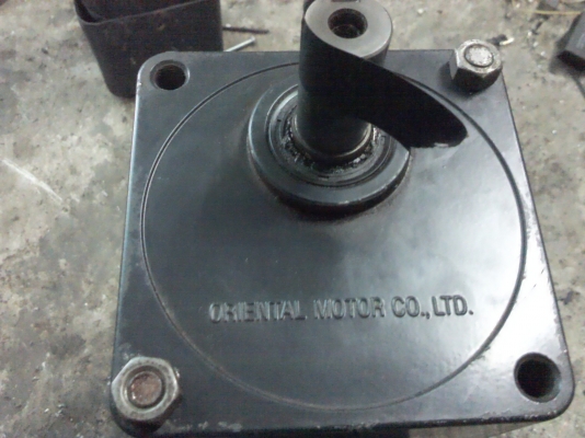(ถ่ายVDOให้ดู)มอเตอร์เกียร์ ORIENTAL หมุนที่ประมาณ 60 รอบต่อนาที แรงบิดเยอะ 220V. 3 เฟส แต่ต่อใช้ไฟบ้าน220 V.ได้ตาม