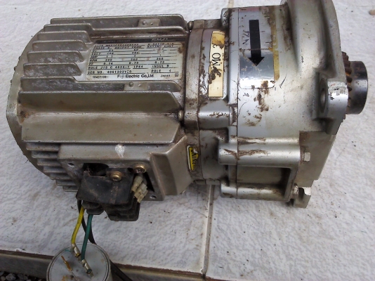 (ถ่ายVDOให้ดู)มอเตอร์เกียร์ FUJI ขนาด 200 W. หมุนที่ 360 รอบต่อนาที ถอดดอาเพืองที่แกนเพลาออกได้แรงบิดเยอะ 220V. 3 เฟส แต่ต่อใช้ไฟบ้าน220 V.ได้ตาม