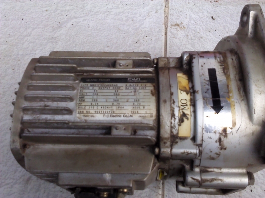 (ถ่ายVDOให้ดู)มอเตอร์เกียร์ FUJI ขนาด 200 W. หมุนที่ 360 รอบต่อนาที ถอดดอาเพืองที่แกนเพลาออกได้แรงบิดเยอะ 220V. 3 เฟส แต่ต่อใช้ไฟบ้าน220 V.ได้ตาม