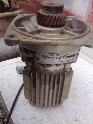 (ถ่ายVDOให้ดู)มอเตอร์เกียร์ FUJI ขนาด 200 W. หมุนที่ 360 รอบต่อนาที ถอดดอาเพืองที่แกนเพลาออกได้แรงบิดเยอะ 220V. 3 เฟส แต่ต่อใช้ไฟบ้าน220 V.ได้ตาม