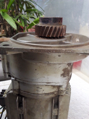 (ถ่ายVDOให้ดู)มอเตอร์เกียร์ FUJI ขนาด 200 W. หมุนที่ 360 รอบต่อนาที ถอดดอาเพืองที่แกนเพลาออกได้แรงบิดเยอะ 220V. 3 เฟส แต่ต่อใช้ไฟบ้าน220 V.ได้ตาม