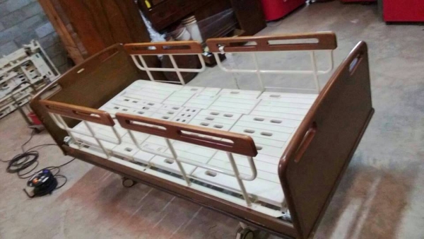 ขายเตียงคนไข้ไฟฟ้าและธรรมดาสามไกสภาพใหม่มาก
