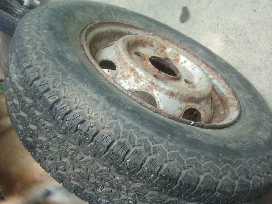 กะทะล้อขอบ12พร้อมยางดอกเต็มใส่รถไดฮัสซึขาย250บาท