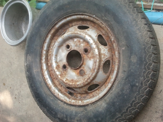 กะทะล้อขอบ12พร้อมยางดอกเต็มใส่รถไดฮัสซึขาย250บาท