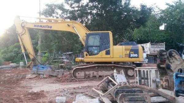 รถแบคโฮ ยี่ห้อ KOMATSU PC200-8