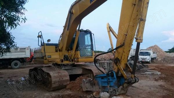 รถแบคโฮ ยี่ห้อ KOMATSU PC200-8