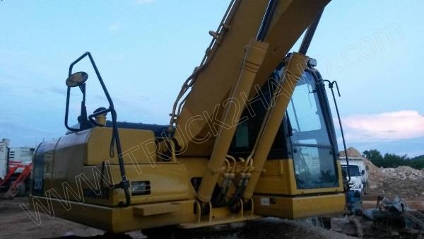 รถแบคโฮ ยี่ห้อ KOMATSU PC200-8