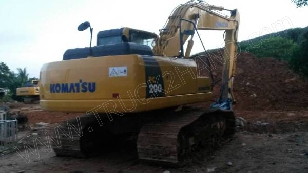 รถแบคโฮ ยี่ห้อ KOMATSU PC200-8