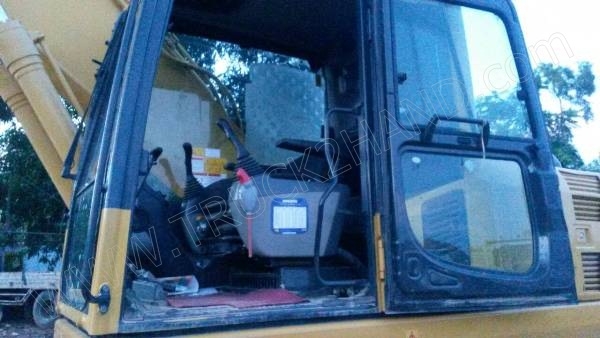 รถแบคโฮ ยี่ห้อ KOMATSU PC200-8