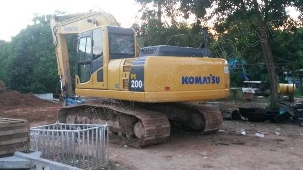 รถแบคโฮ ยี่ห้อ KOMATSU PC200-8