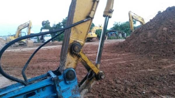 รถแบคโฮ ยี่ห้อ KOMATSU PC200-8