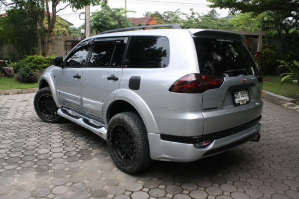 ขาย Pajero Sport 2.5 VG Turbo 2WD ปี2012 สภาพดี แต่งสวย มีรูปครับ  - 29,000 Km. เครื่อง 2,477 cc. 178 แรงม้า (PS) ที่ 4000 รอบ/นาที อัตราเร่ง 0-100 = 12.85 วินาที  - ชุดแต่ง PAJERO SPORT ZENITH 9 ชิ้น  - ช่วงล่าง HotBits ปรับ แข็ง-อ่อนได้  - ล้อ Fuel 20&a