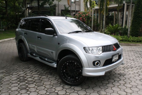 ขาย Pajero Sport 2.5 VG Turbo 2WD ปี2012 สภาพดี แต่งสวย มีรูปครับ  - 29,000 Km. เครื่อง 2,477 cc. 178 แรงม้า (PS) ที่ 4000 รอบ/นาที อัตราเร่ง 0-100 = 12.85 วินาที  - ชุดแต่ง PAJERO SPORT ZENITH 9 ชิ้น  - ช่วงล่าง HotBits ปรับ แข็ง-อ่อนได้  - ล้อ Fuel 20&a