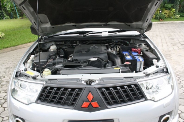 ขาย Pajero Sport 2.5 VG Turbo 2WD ปี2012 สภาพดี แต่งสวย มีรูปครับ  - 29,000 Km. เครื่อง 2,477 cc. 178 แรงม้า (PS) ที่ 4000 รอบ/นาที อัตราเร่ง 0-100 = 12.85 วินาที  - ชุดแต่ง PAJERO SPORT ZENITH 9 ชิ้น  - ช่วงล่าง HotBits ปรับ แข็ง-อ่อนได้  - ล้อ Fuel 20&a