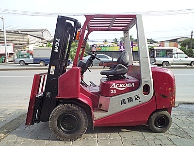 (ขายถุกเพื่อเลิกกิจการ) ขายรถยกTCM 2 ตัน (รุ่นใหม่ )  เครื่องดีเซลอีซูซุ  เกียร์ออโต้ กระบอกคู่ เสาสูง 3.3 เมตร แผงงาสไลด์ข้าง รถวิ่งได้ 4 ทิศทาง พวงมาลัยเพาเว่อร์  สีเดิมจากนอก นำเข้าจากญี่ปุ่น ใช้งานได้ทันที