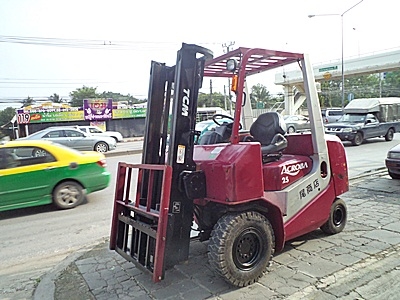 (ขายถุกเพื่อเลิกกิจการ) ขายรถยกTCM 2 ตัน (รุ่นใหม่ )  เครื่องดีเซลอีซูซุ  เกียร์ออโต้ กระบอกคู่ เสาสูง 3.3 เมตร แผงงาสไลด์ข้าง รถวิ่งได้ 4 ทิศทาง พวงมาลัยเพาเว่อร์  สีเดิมจากนอก นำเข้าจากญี่ปุ่น ใช้งานได้ทันที