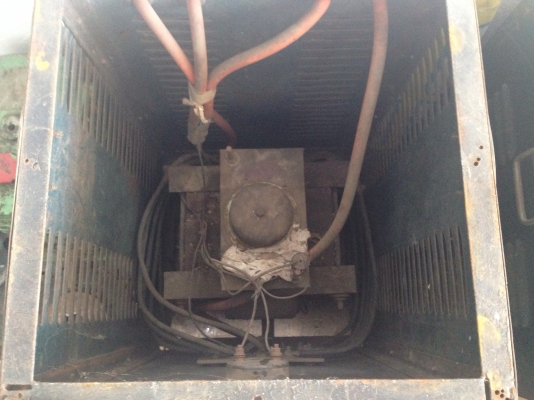 ขายเครื่องคุมไฟฟ้าปรับระดับโวล์ได้ ยี่ห้อ อาจิว มี 2 ตัวครับ พร้อมใช้งาน