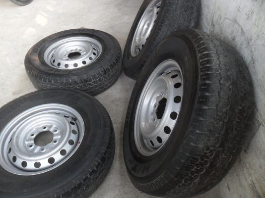 ล้อกะทะ 16นิ้ว 6รู พร้อมยาง 245/70R16 สวยๆ 4 ล้อ ราคา 4400 บาท