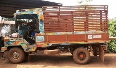 ขายด่วน รถอีแต๋น 4 ล้อ กระบะคอกไม้สภาพสวยพร้อมบรรทุกพร้อมใช้งานได้เลยครับ เครื่องยนต์ KUBOTA RT120-12 แรง เกียร์ BU. มีไดสตาร์ทครบพร้อม ช่วงล่างใหญ่แน่นดี คัชซีหน้า 4 ชุดคานหน้าของอีซูซุ ELF ชุดเฟืองท้ายของอีซูซุ NKR. 4 ล้อหัวการ์ตูน สภาพดีมากครับพร้อมใช้