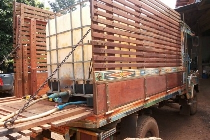 ขายด่วน รถอีแต๋น 4 ล้อ กระบะคอกไม้สภาพสวยพร้อมบรรทุกพร้อมใช้งานได้เลยครับ เครื่องยนต์ KUBOTA RT120-12 แรง เกียร์ BU. มีไดสตาร์ทครบพร้อม ช่วงล่างใหญ่แน่นดี คัชซีหน้า 4 ชุดคานหน้าของอีซูซุ ELF ชุดเฟืองท้ายของอีซูซุ NKR. 4 ล้อหัวการ์ตูน สภาพดีมากครับพร้อมใช้ ขายด่วน รถอีแต๋น 4 ล้อ กระบะคอกไม้สภาพสวยพร้อมบรรทุกพร้อมใช้งานได้เลยครับ เครื่องยนต์ KUBOTA RT120-12 แรง เกียร์ BU. มีไดสตาร์ทครบพร้อม ช่วงล่างใหญ่แน่นดี คัชซีหน้า 4 ชุดคานหน้าของอีซูซุ ELF ชุดเฟืองท้ายของอีซูซุ NKR. 4 ล้อหัวการ์ตูน สภาพดีมากครับพร้อมใช้