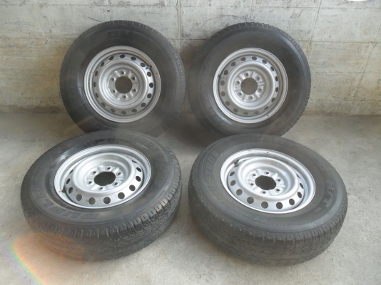 ล้อกะทะ 16นิ้ว 6รู พร้อมยาง 245/70R16 สวยๆ 4 ล้อ ราคา 4400 บาท