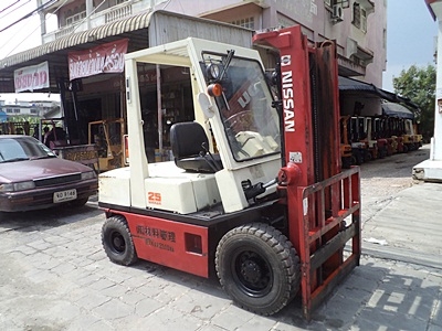 (ขายถูกเพื่อเลิกกิจการ) ขายรถยกนิสสัน 2.5 ตัน  เครื่องเบนซิน  กระบอกคู่ เสาสูง 3 เมตร   พวงมาลัยเพาเว่อร์  สีเดิมจากนอก นำเข้าจากญี่ปุ่น ใช้งานได้ทันที