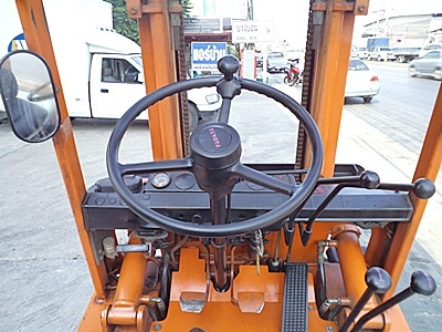 (ขายถูกเพื่อเลิกกิจการ) ขายรถยกโตโยต้า 1 ตัน  เครื่องเบนซิน  กระบอกคู่  เสาสูง 3 เมตร  พวงมาลัยเพาเว่อร์  สีเดิมจากนอก นำเข้าจากญี่ปุ่น ใช้งานได้ทันที