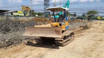 รถแทรคเตอร์ KOMATSU d20p รุ่น 6.   สภาพเก่านอก