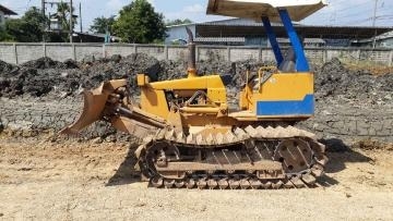 รถแทรคเตอร์ KOMATSU d20p รุ่น 6.   สภาพเก่านอก