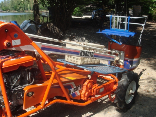 รถกระเช้าเก็บผลไม้ ตัดแต่งกิ่งไม้ kubota