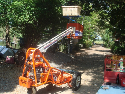 รถกระเช้าเก็บผลไม้ ตัดแต่งกิ่งไม้ kubota