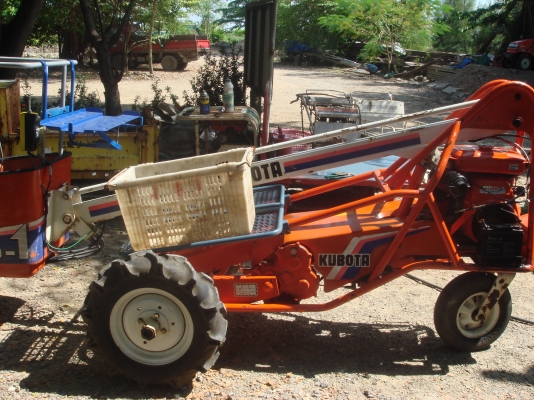 รถกระเช้าเก็บผลไม้ ตัดแต่งกิ่งไม้ kubota