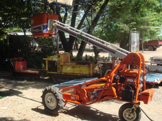 รถกระเช้าเก็บผลไม้ ตัดแต่งกิ่งไม้ kubota