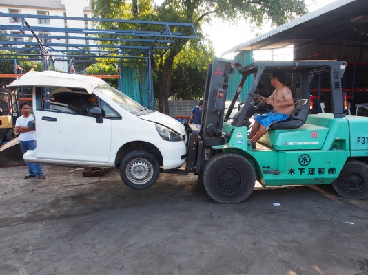 ** LOT 31/10/2556 ** LOT นี้ ทางเราตัดรถเก๋งมาทั้งตู้ ค่า ^^ สนใจสินค้าติดต่อได้ที่ 081-839-1795 ค่า ^^